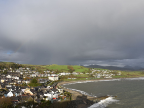 Fotografía de la costa de Cricieth, en Gales.