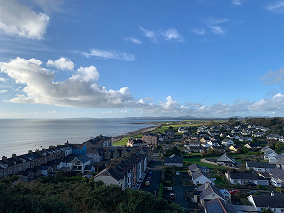 Fotografía aérea de la ciudad de Cricieth, en Gales.