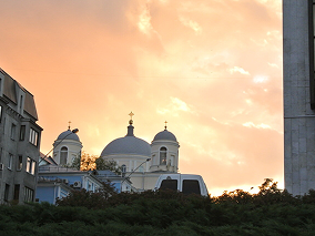 Fotografía de capilla Ucraniana con un aterdecer de fondo.