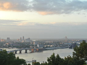 Fotografía del Río Dnieper con una ciudad Ucraniana de fondo.