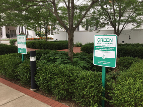 Fotografía de lugares de estacionamiento ecológicos en Kentucky, EE. UU.