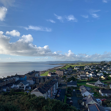Fotografía aérea de la ciudad de Cricieth, en Gales.