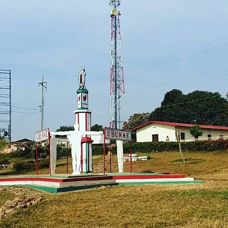 Fotografía de un monumento representativo de armonía en Burundi.